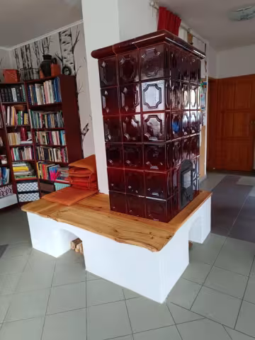 Klasszikus padkás párkányos cserépkályha fatárolóval Csömör