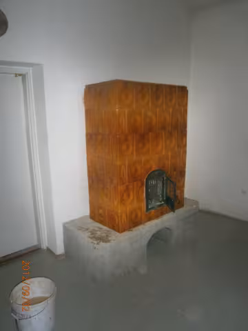 Barna tányéros cserépkályha fatárolóval