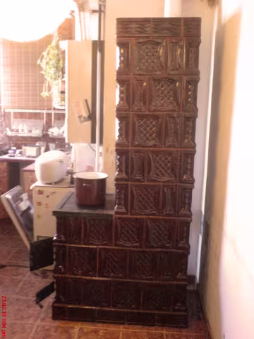 Csikótűzhely erdélyi csempéből Gyömrőn