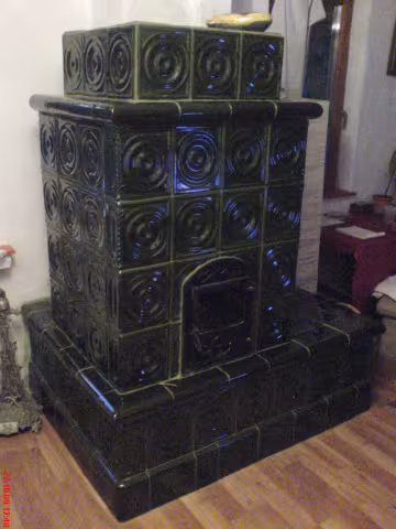 Klasszikus zöld tányéros cserépkályha padkával