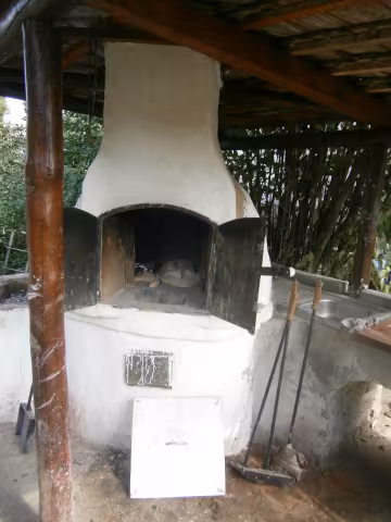 elsőkéményes kültéri kemece grillezővel és munkapaddal