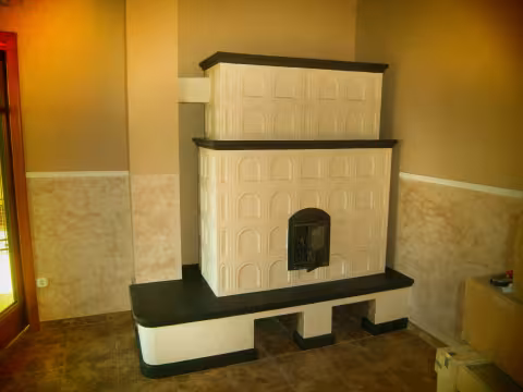 Új építésű cserépkályha padkával és párkánnyal